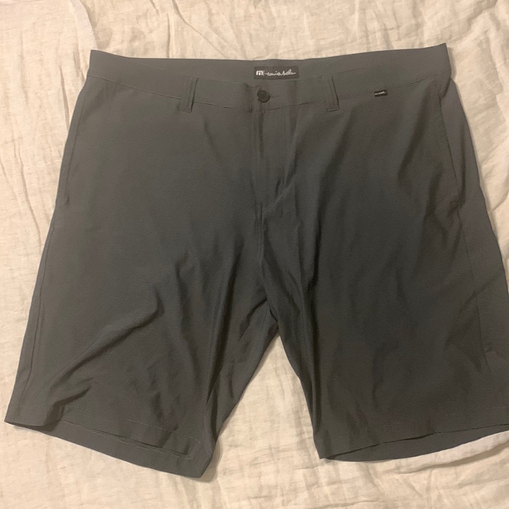 Travis Matthew golf shorts black & gray